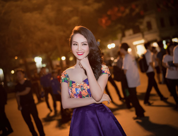 Á hậu Thụy Vân và hơn 1 tỷ người cùng tắt đèn ảnh 2