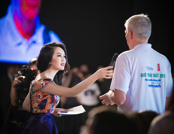 Á hậu Thụy Vân và hơn 1 tỷ người cùng tắt đèn ảnh 6