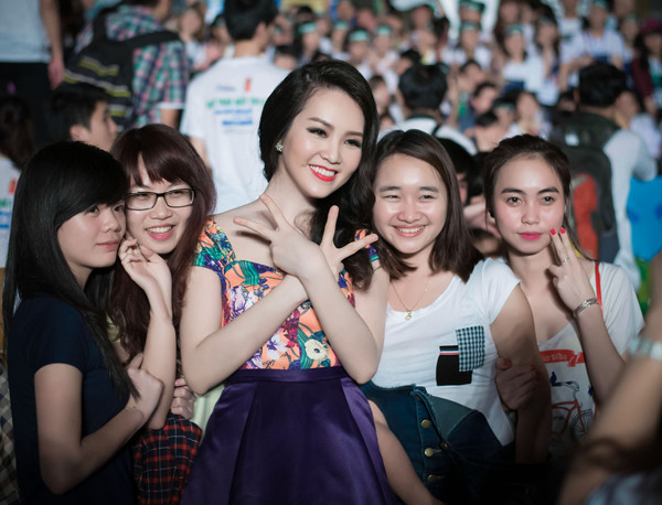 Á hậu Thụy Vân và hơn 1 tỷ người cùng tắt đèn ảnh 7