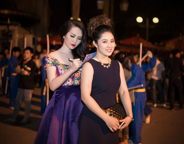 Á hậu Thụy Vân và hơn 1 tỷ người cùng tắt đèn ảnh 4