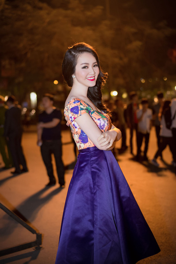 Á hậu Thụy Vân và hơn 1 tỷ người cùng tắt đèn ảnh 1