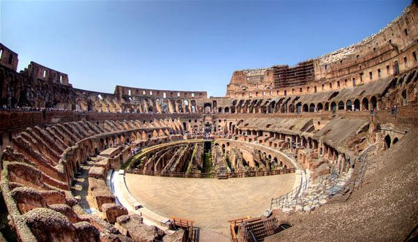 Hàng ghế đầu tiên của Đấu trường Colosseum gần sân khấu nhất làm bằng chất liệu gì?