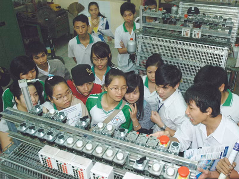 Học sinh THPT tham quan xưởng thực hành của trường ĐH Sư phạm Kỹ thuật TP HCM. Ảnh: Quang Phương