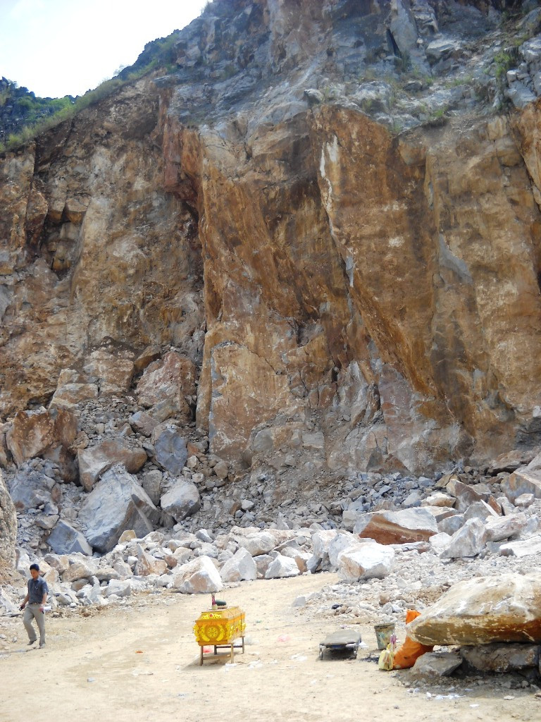 Hiện trường vụ sập mỏ đá, khiến 4 người thương vong. Ảnh: Hoàng Lam