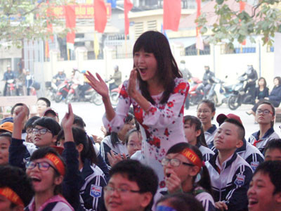 Niềm vui của cô và trò khi đội của mình giành chiến thắng 