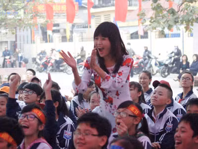 Niềm vui của cô và trò khi đội của mình giành chiến thắng 