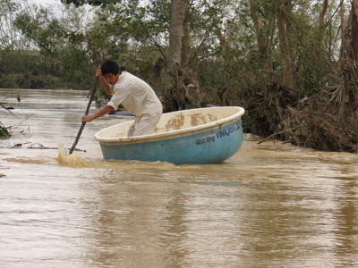 Không chỉ tác nghiệp viết bài, PV Tiền Phong luôn nỗ lực cứu trợ người dân trong bão lũ