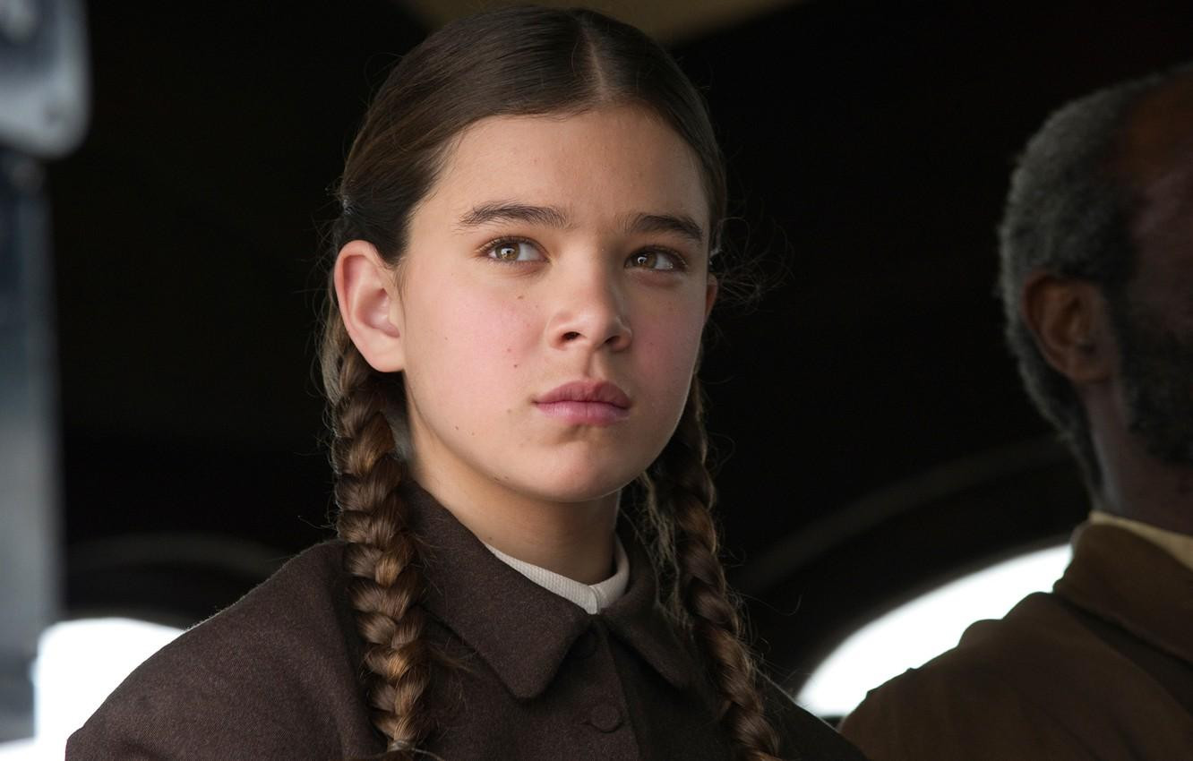 Tạo hình của Hailee Steinfeld trong True Grit. - Nguồn: Internet