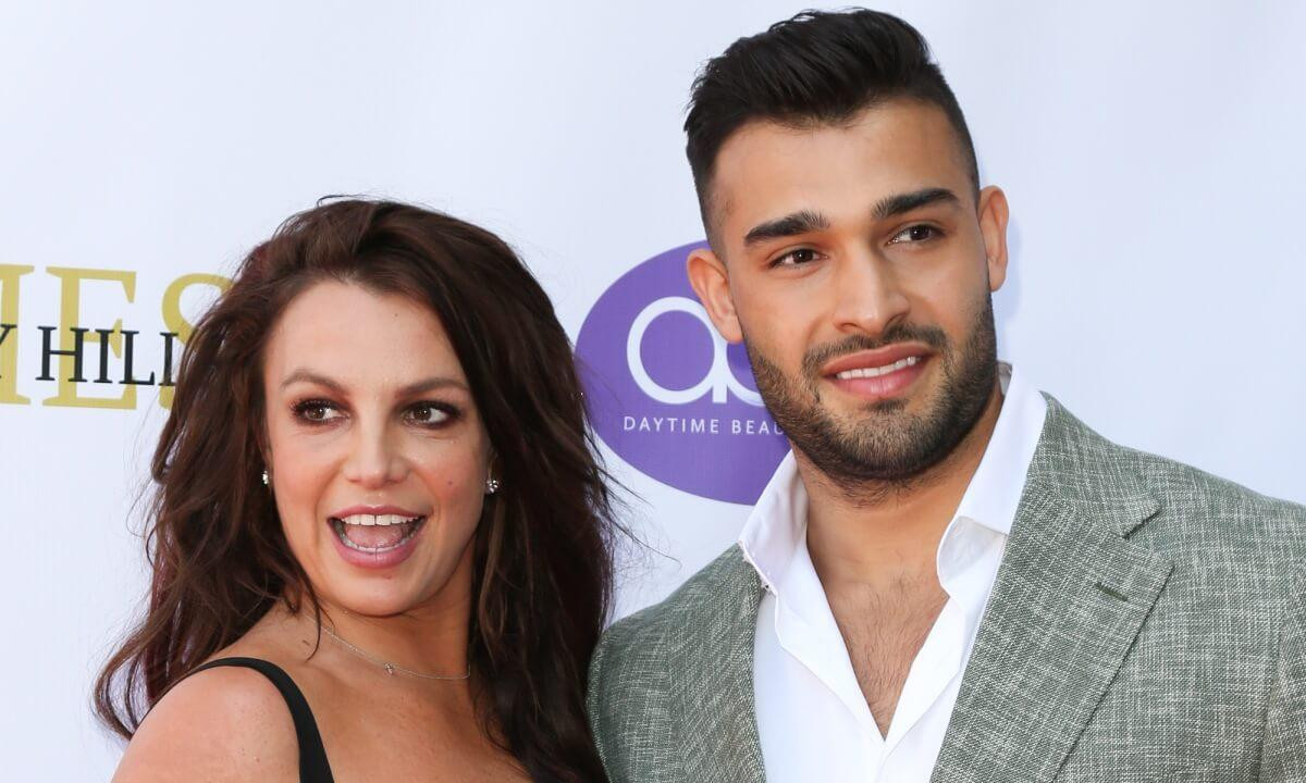 Britney Spears đã chính thức đính hôn với bạn trai Sam Asghari sau 5 năm bên nhau. Britney Spears đã chính thức đính hôn với bạn trai Sam Asghari sau 5 năm bên nhau.