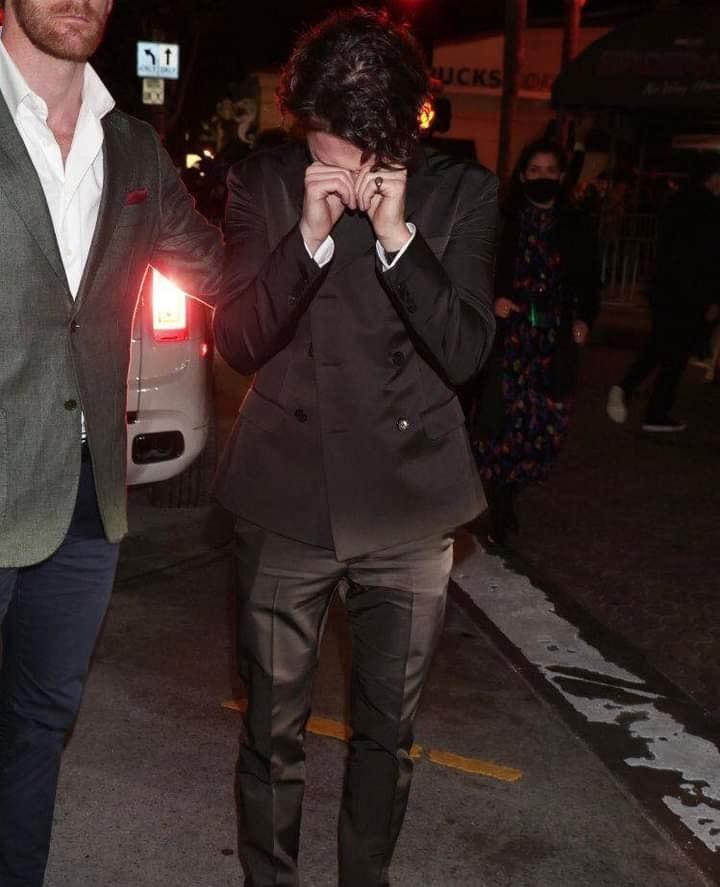 Tom Holland đã khóc vì cảm động sau buổi công chiếu Spider-Man: No Way Home. Điều đó khiến ta nhận thức được rằng công sức của cả đội ngũ sản xuất dành cho một tác phẩm điện ảnh không nên bị đối xử một cách tùy tiện như trên. (Nguồn: Fanpage Heart of US-UK)