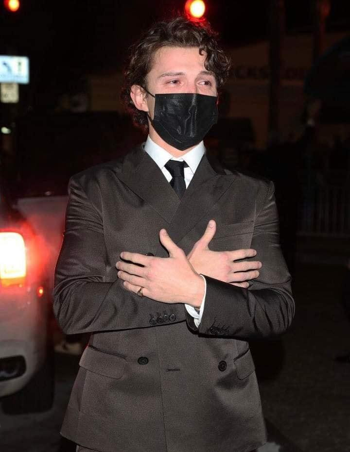 Chàng &quot;Nhện nhọ&quot; vỡ òa cảm xúc vào buổi công chiếu Spider-Man: No Way Home. Nhiều người hâm mộ đùa rằng &quot;Tôm Hà Lan&quot; khóc vì mừng là đã không lỡ miệng spoil phim suốt nhiều tháng qua. (Nguồn: Fanpage Heart of US-UK)