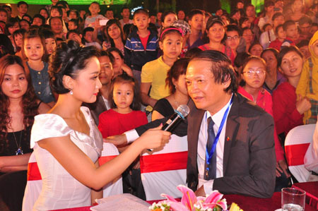 Nhạc sỹ Đăng Hoàng có mặt trong đêm Carnaval. Nhạc sỹ Đăng Hoàng có mặt trong đêm Carnaval.