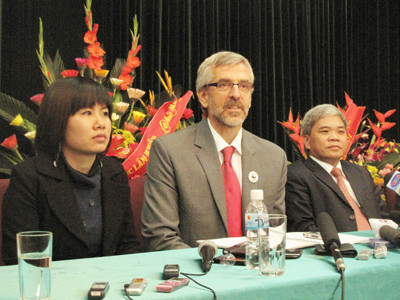 Ông Mark Powell (ở giữa, đeo kính) tại buổi họp báo sau khi đối thoại với phía Việt Nam . Ảnh: Phạm Anh Ông Mark Powell (ở giữa, đeo kính) tại buổi họp báo sau khi đối thoại với phía Việt Nam