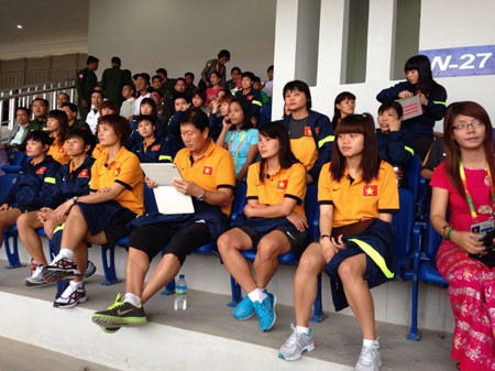 Thầy trò tuyển nữ Việt Nam theo dõi cuộc đọ sức giữa Philippine và Myanmar.