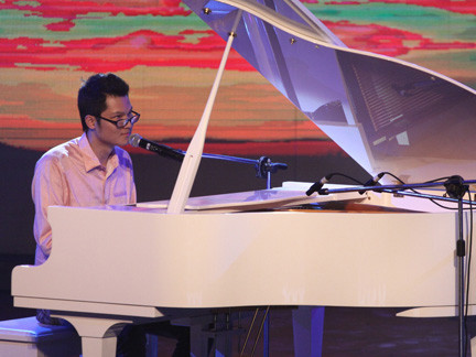 Nguyễn Thanh Bình trên sân khấu đêm bán kết 1. Nguyễn Thanh Bình trên sân khấu đêm bán kết 1