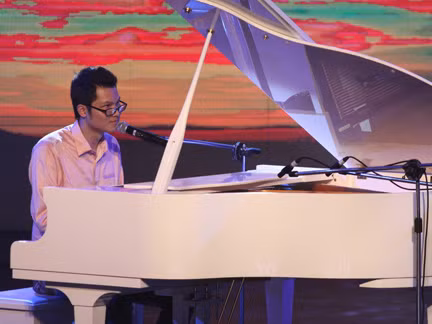 Nguyễn Thanh Bình trên sân khấu đêm bán kết 1. Nguyễn Thanh Bình trên sân khấu đêm bán kết 1