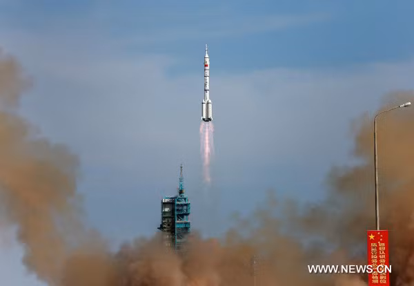 Tàu vũ trụ Thần Châu 10 rời bệ phóng vệ tinh Tửu Tuyền lúc 17 giờ 38 phút 