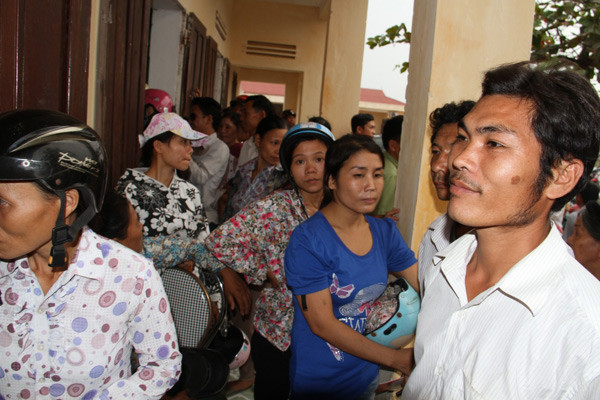 Bà con vùng bão lũ huyện Tĩnh Gia (Thanh Hóa) chờ đợi đoàn cứu trợ của Công ty Vinamlk và báo Tiền Phong