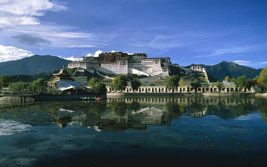 Khu nhà tại Potala Palace, Tây tạng nằm giữa cảnh sơn hà