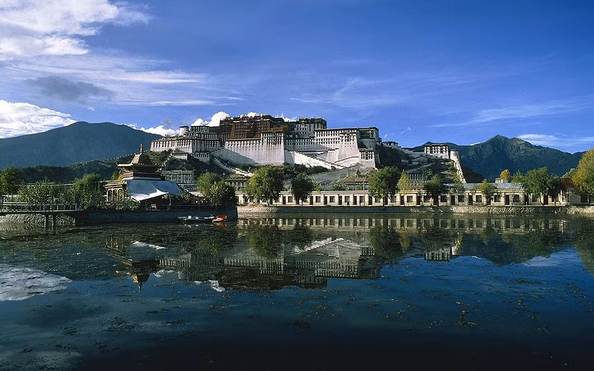 Khu nhà tại Potala Palace, Tây tạng nằm giữa cảnh sơn hà