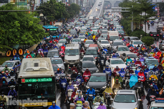 Mưa triền miên, phố phường Hà Nội tắc tứ bề ngày đầu tuần ảnh 12