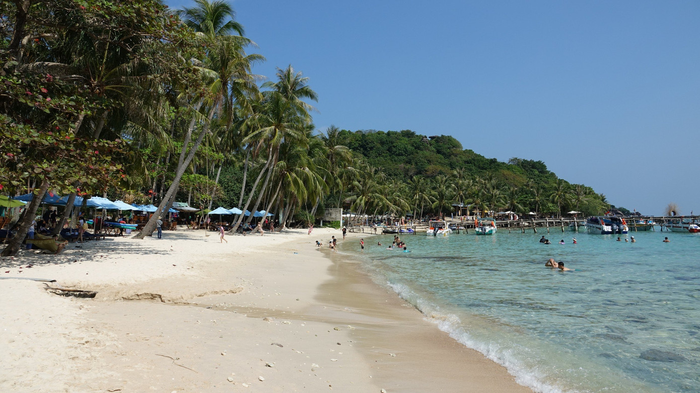 Nhiều gia đình chọn đến những thành phố biển như Phú Quốc để hòa mình vào với biển trong mùa hè (ảnh: Đ.M)