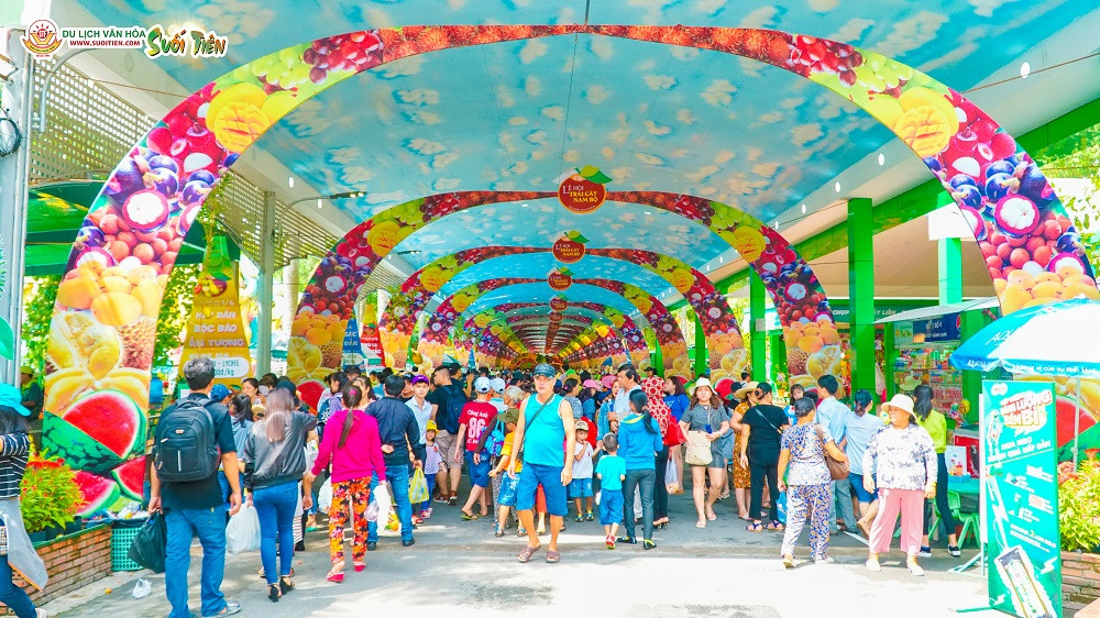 Du khách thập phương thích thú khám phá chợ trái cây đặc sản