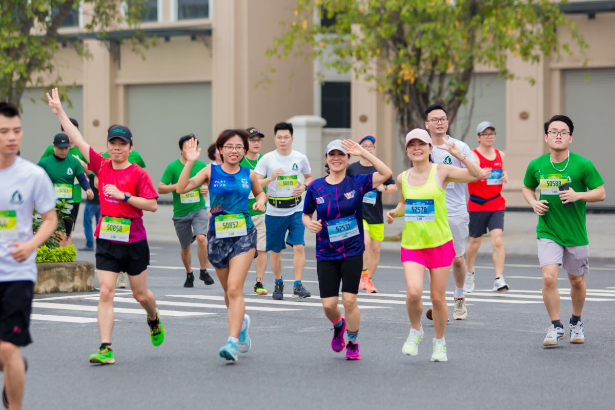 Hàng trăm cư dân Vinhomes là thành viên 2 CLB Sống Vui - Khỏe và CLB Xanh - Văn minh - Đẳng cấp tham gia giải chạy Vì tương lai xanh, tháng 3/2024