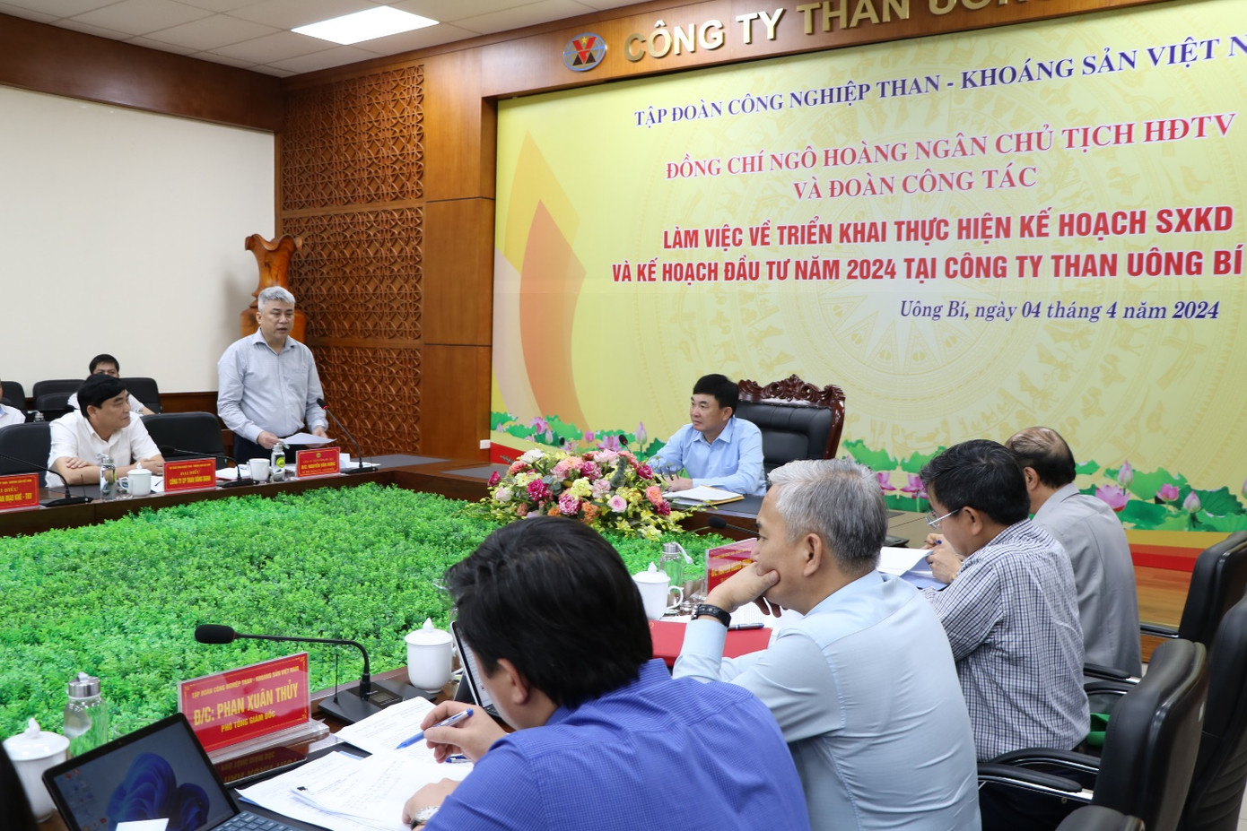 Giám đốc Công ty Than Uông Bí Nguyễn Văn Hưng báo cáo về tình hình sản xuất kinh doanh và công tác đầu tư Giám đốc Công ty Than Uông Bí Nguyễn Văn Hưng báo cáo về tình hình sản xuất kinh doanh và công tác đầu tư