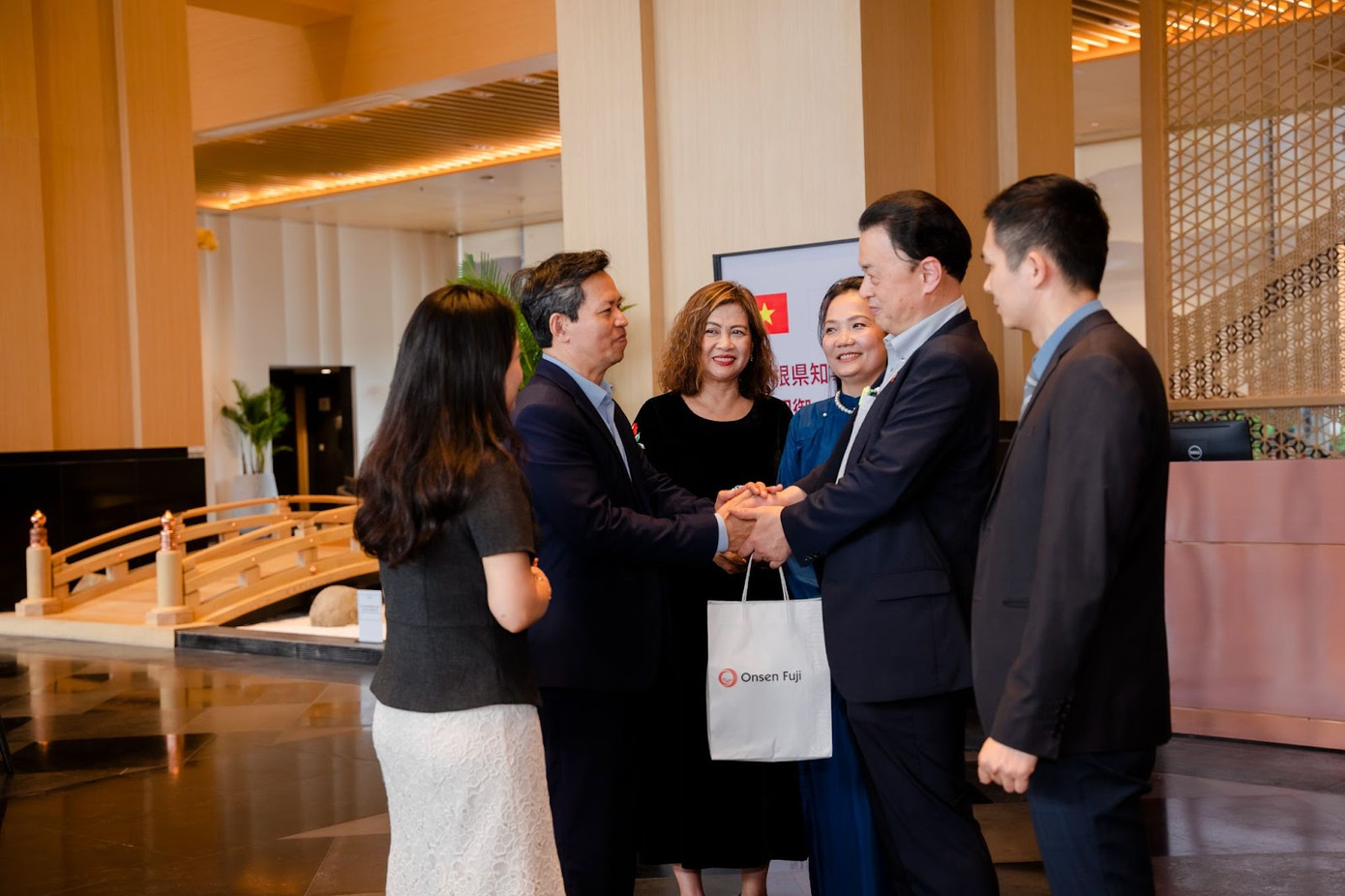 Những món quà thân tình được phái đoàn gửi trao thay lời cảm ơn đến đại diện tỉnh Phú Thọ và khu nghỉ dưỡng Lynn Times Thanh Thủy. Bên cạnh đó, Thống đốc đón nhận phần quà 100 suất trải nghiệm nghỉ dưỡng tại dự án dành cho các doanh nghiệp, cộng đồng doanh nhân Nhật Bản, lan tỏa tình cảm của Lynn Times Thanh Thủy đến cộng đồng doanh nghiệp, doanh nhân và công dân Nhật Bản.