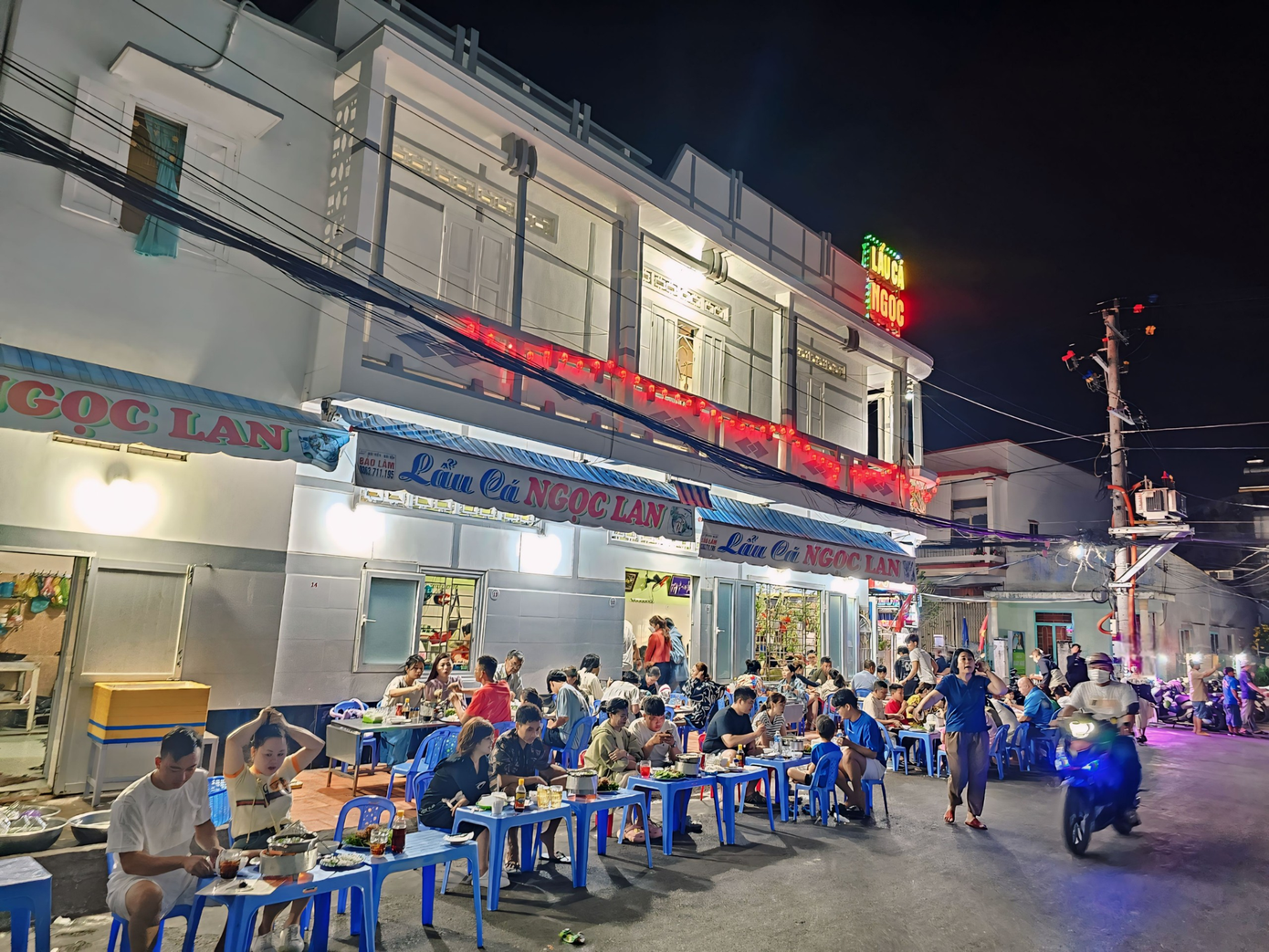 Không gian mở thoáng của nhà hàng Lẩu Cá Ngọc Lan