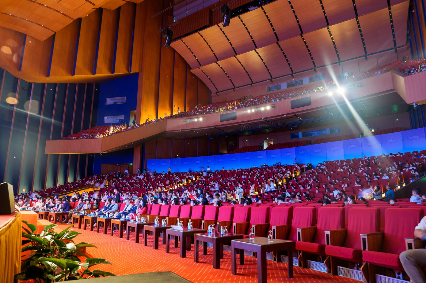 Toàn cảnh hội trường Lễ vinh danh và trao giải IOE