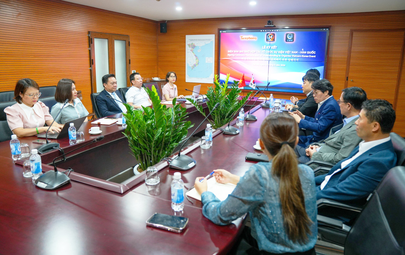 Toàn cảnh buổi ký kết ba bên hợp tác tổ chức VKBFA 2024. Toàn cảnh buổi ký kết ba bên hợp tác tổ chức VKBFA 2024.