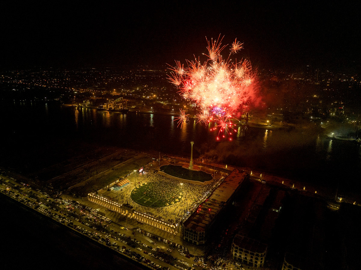 Show nhạc nước Phoenix Reborn hàng ngày, bắn pháo hoa 120m mỗi cuối tuần, đại nhạc hội, sự kiện lớn theo mùa… là những đặc trưng chỉ có tại phố đi bộ trên đảo Vũ Yên