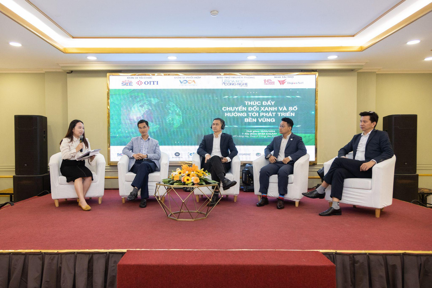 Nhiều giải pháp được các chuyên gia đưa ra nhằm thúc đẩy chuyển đổi xanh và số đối với doanh nghiệp Việt Nam.