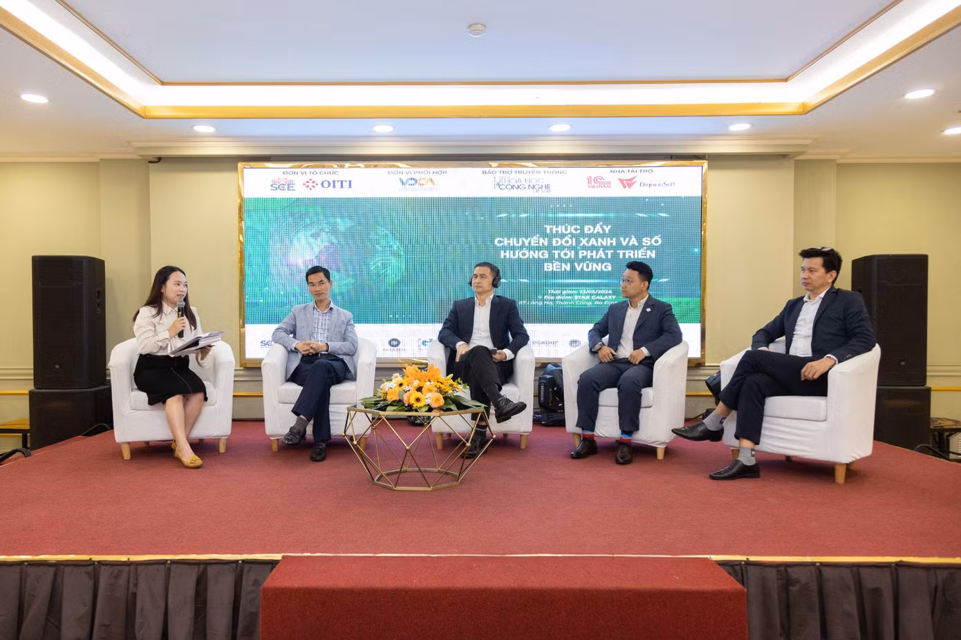 Nhiều giải pháp được các chuyên gia đưa ra nhằm thúc đẩy chuyển đổi xanh và số đối với doanh nghiệp Việt Nam.