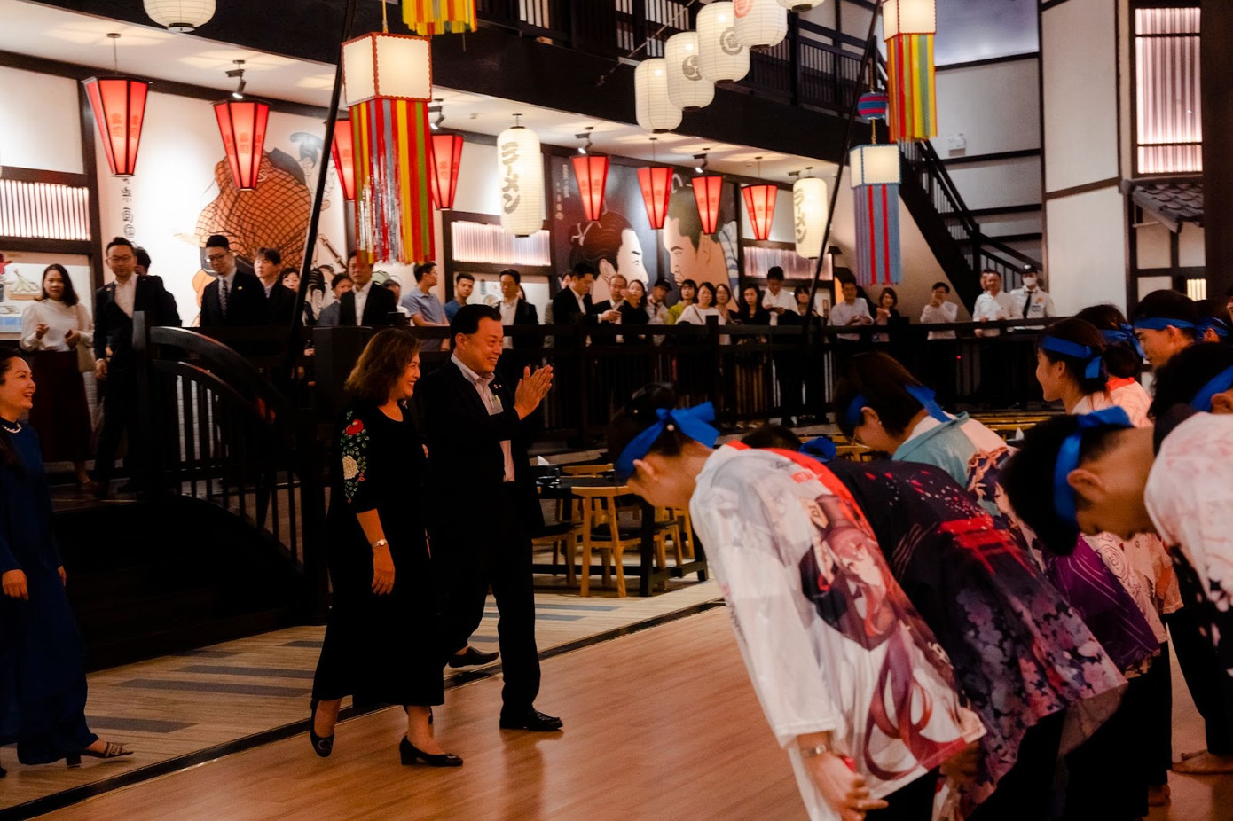 Công viên khoáng nóng Ohayo Onsen &amp; Spa chào mừng phái đoàn bằng vũ điệu đặc biệt Yosakoi, lan tỏa niềm vui, tinh thần hiếu khách và những tình cảm của con người Lynn Times Thanh Thủy đến ngài Thống đốc và phái đoàn