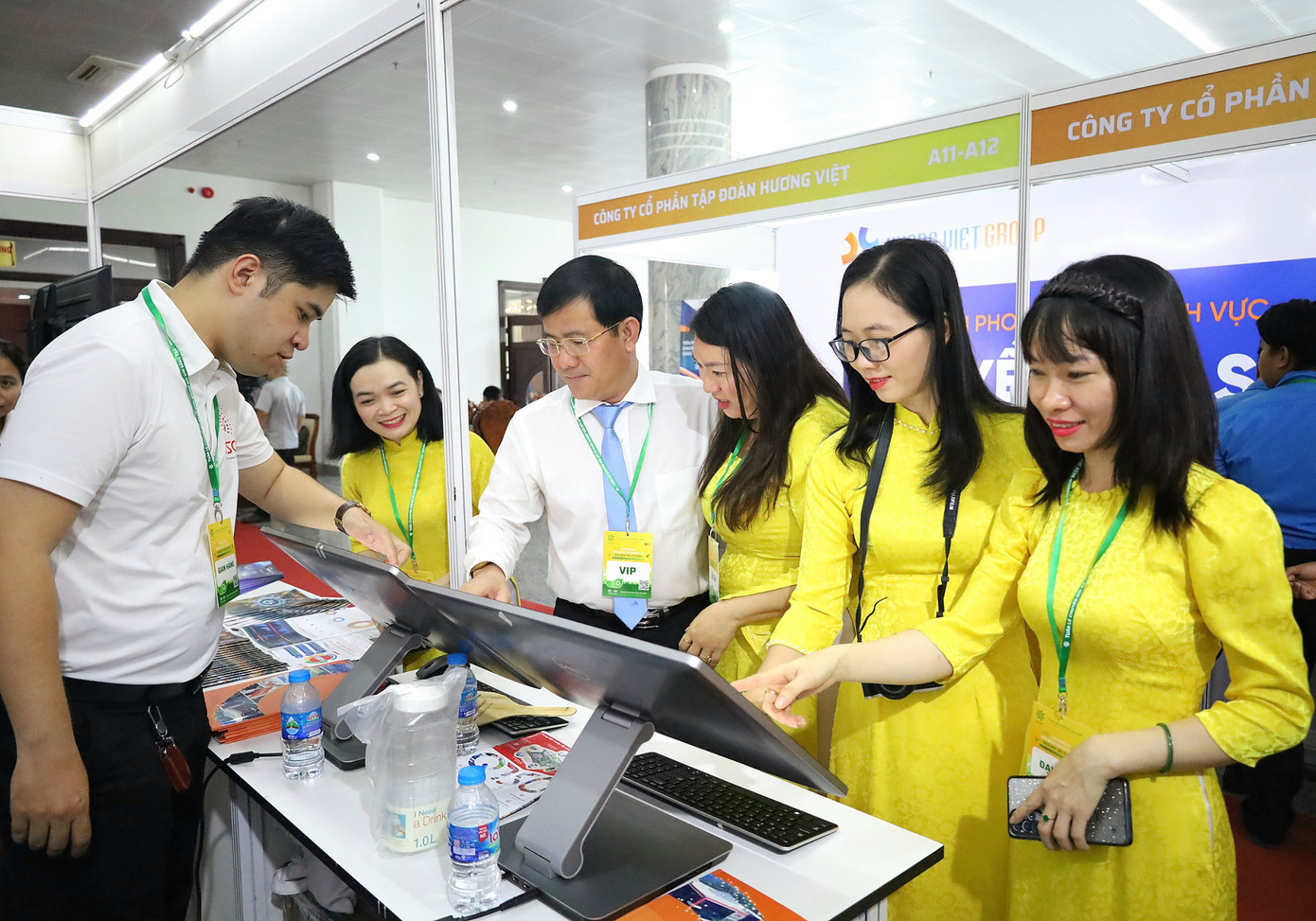 Đại biểu tham quan tại khu trải nghiệm các gian hàng.