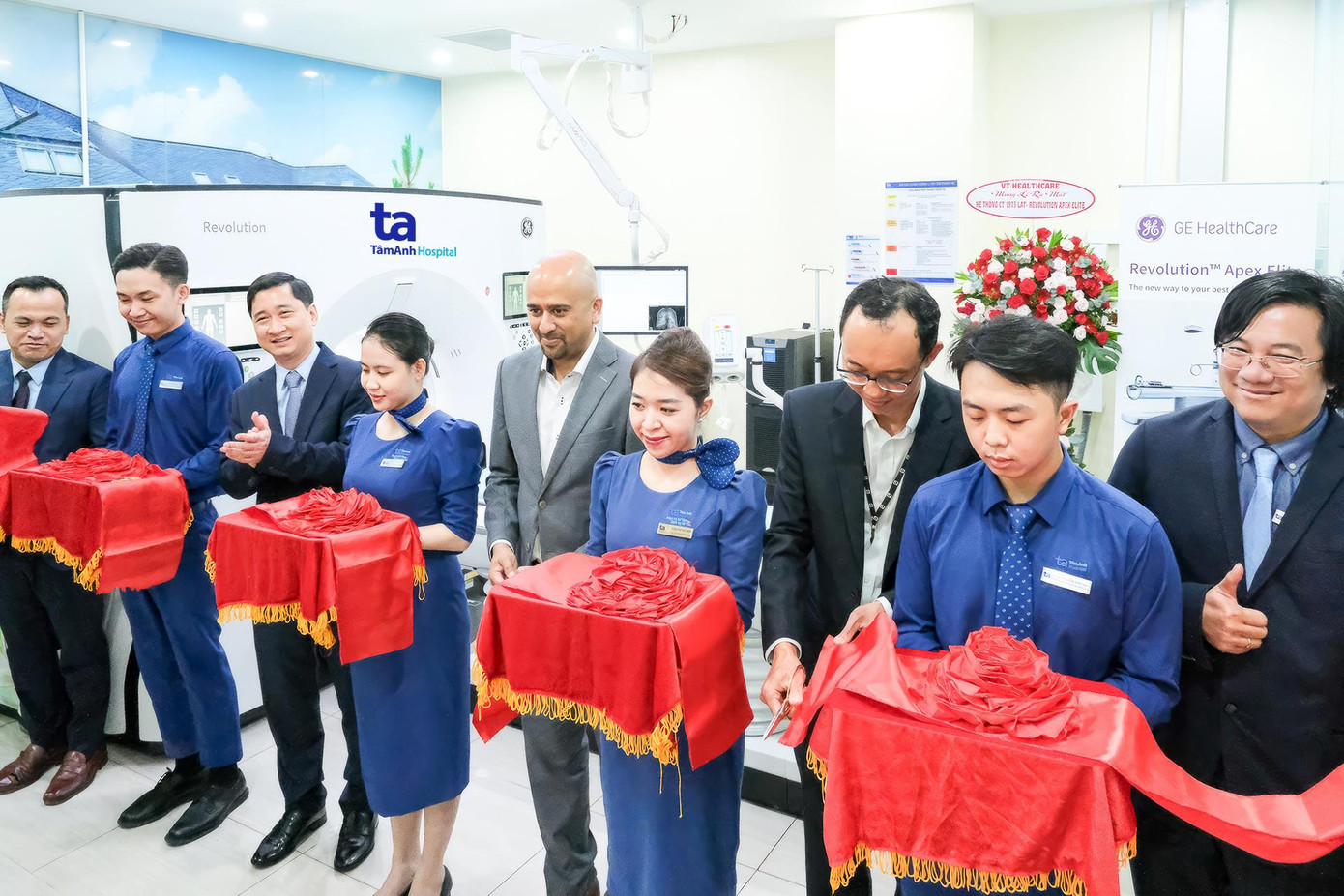 Đại diện Hệ thống Bệnh viện Đa khoa Tâm Anh và GE HealthCare cắt băng ra mắt máy chụp CT 1975 lát cắt được đặt hàng đầu tiên tại Đông Nam Á. Ảnh: Bệnh viện Đa khoa Tâm Anh