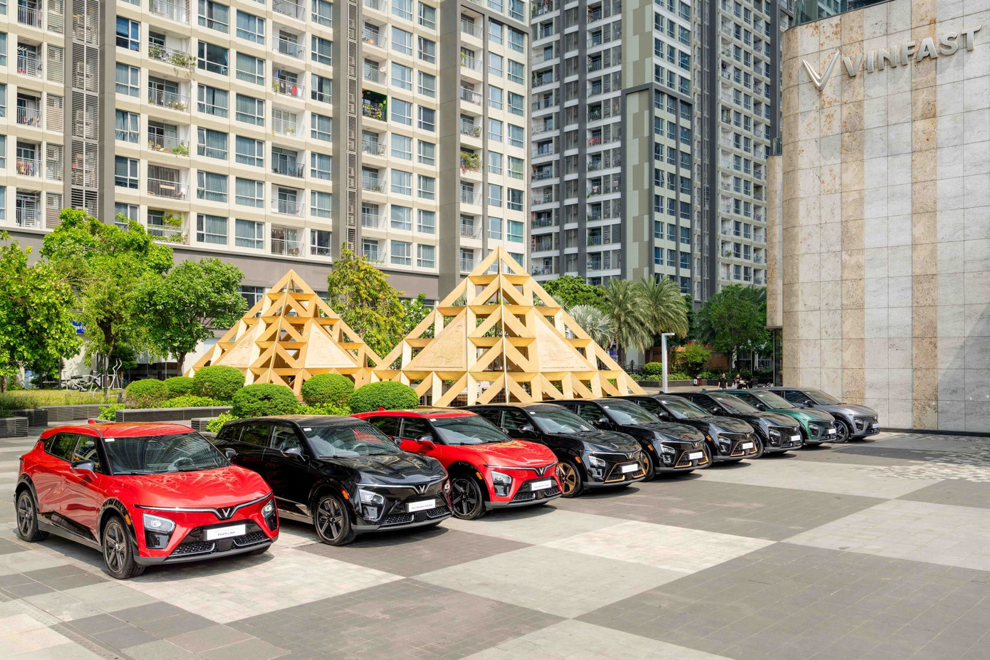 Ngay từ sáng sớm, dàn xe VF 7 bao gồm phiên bản “limited” Hỏa Long Độc Bản đã sẵn sàng để bàn giao cho khách hàng