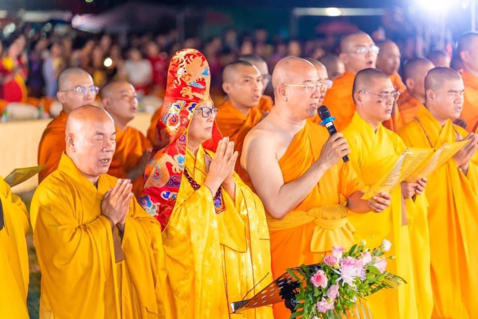 Các chư tăng và đại biểu, nhân dân, phật tử tụng Kinh khánh đản tại buổi lễ