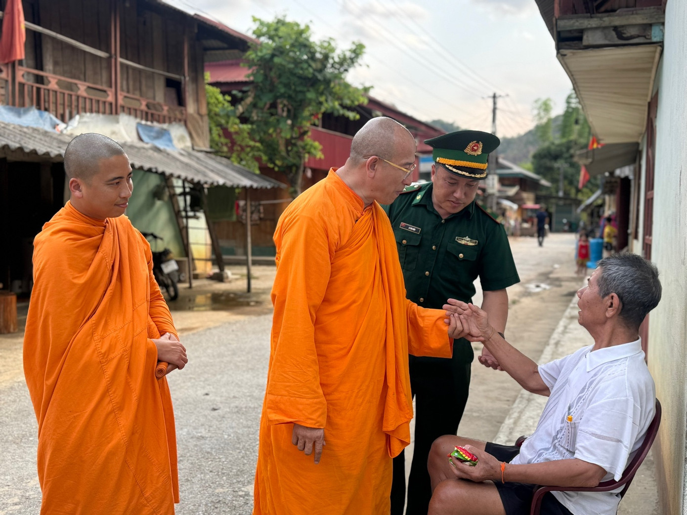 Các chư tăng Chùa Ba Vàng và chiến sĩ đồn biên phòng Pa Thơm (Điện Biên) thăm hỏi bà con vùng biên giới Các chư tăng Chùa Ba Vàng và chiến sĩ đồn biên phòng Pa Thơm (Điện Biên) thăm hỏi bà con vùng biên giới