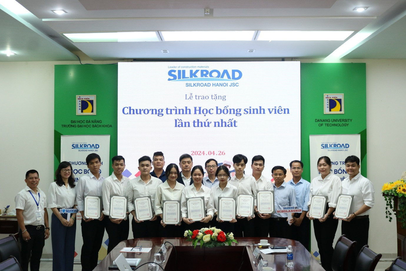 Sinh viên các trường đại học tại Đà Nẵng được trao tặng học bổng của SILKROAD HANOI JSC.