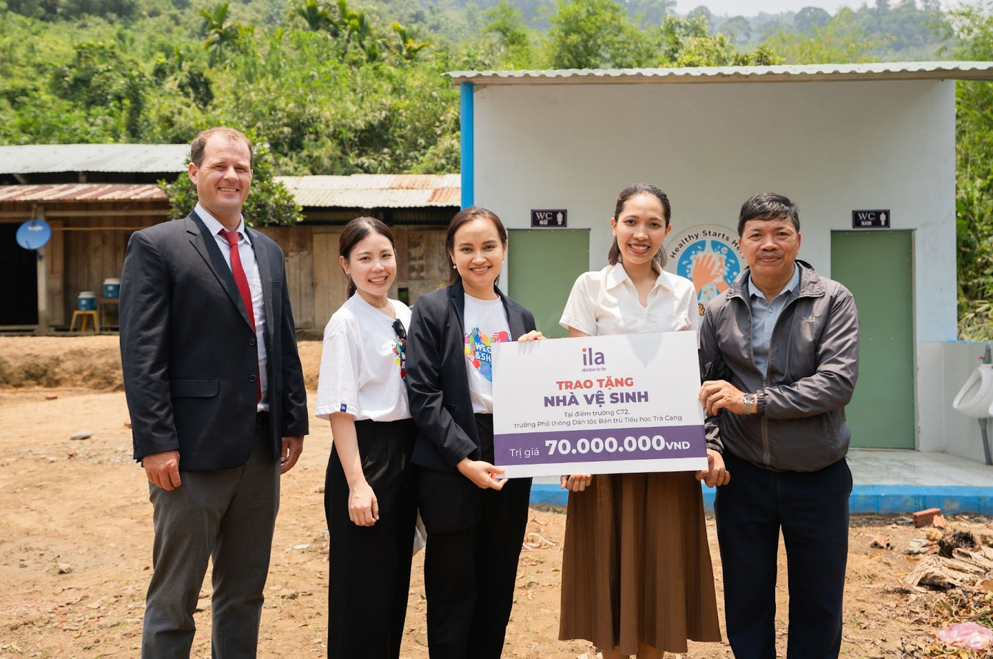 Nhà vệ sinh tạm bợ nay đã khang trang và sạch sẽ từ sự đóng góp của ILA Việt Nam.
