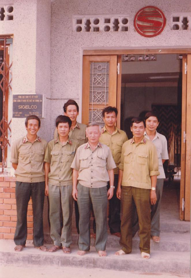 Ông Võ Đặng, “Thuyền trưởng” đầu tiên của Viettel (người đứng hàng trước thứ 2 từ phải qua) và các thành viên Sigelco vào năm 1990.