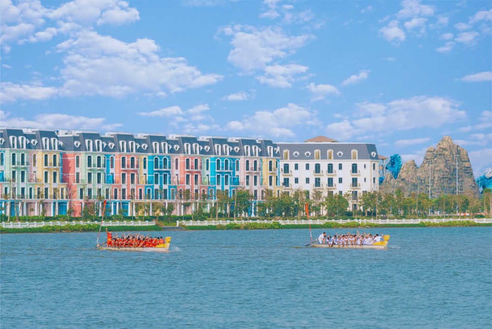 Hội đua Thuyền Rồng năm 2024 tại Khu du lịch Quốc tế Đồi Rồng thu hút đông đảo người dân và du khách tham gia