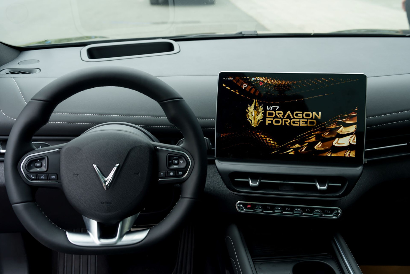 Màn hình nền rồng vàng độc đáo của VF 7 Hỏa Long Độc Bản.