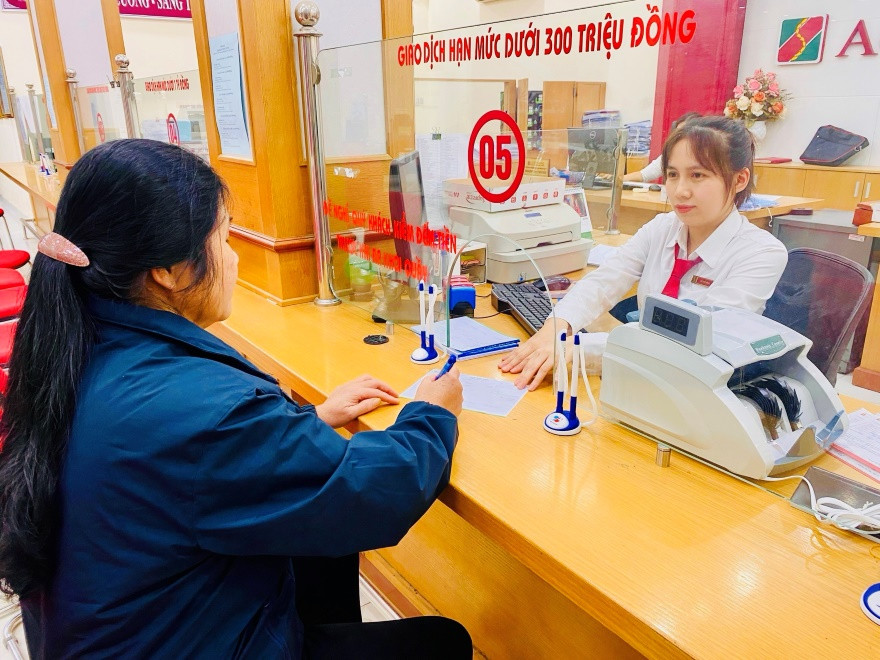 Giao dịch viên Chi nhánh huyện Bắc Sơn (Lạng Sơn) liên tiếp phát hiện, ngăn chặn 2 vụ mạo danh, lừa đảo qua điện thoại trong tháng 4/2024 Giao dịch viên Chi nhánh huyện Bắc Sơn (Lạng Sơn) liên tiếp phát hiện, ngăn chặn 2 vụ mạo danh, lừa đảo qua điện thoại trong tháng 4/2024