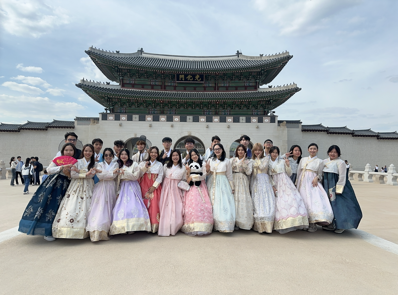 Sinh viên trường Đại học FPT cơ sở TP.HCM mặc Hanbok chụp ảnh lưu niệm tại Quảng trường Gwanghwamun