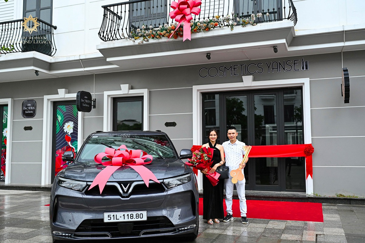 Cư dân vui mừng khi đồng thời nhận nhà Vincom Shophouse Diamond Legacy vừa được tặng xe VinFast VF 9 Plus trị giá 2,2 tỷ đồng theo chính sách ưu đãi tại thời điểm mua Cư dân vui mừng khi đồng thời nhận nhà Vincom Shophouse Diamond Legacy vừa được tặng xe VinFast VF 9 Plus trị giá 2,2 tỷ đồng theo chính sách ưu đãi tại thời điểm mua